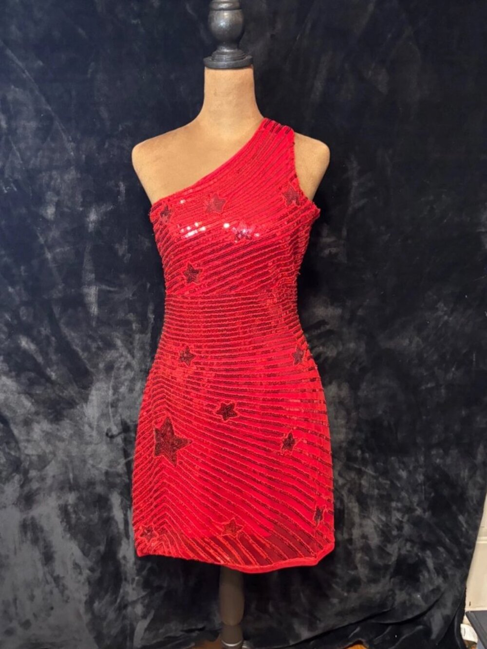 Red sequins dress with stars